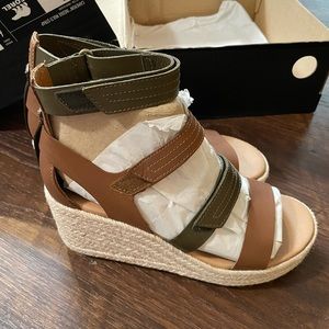Sorel size 6 wedge sandals